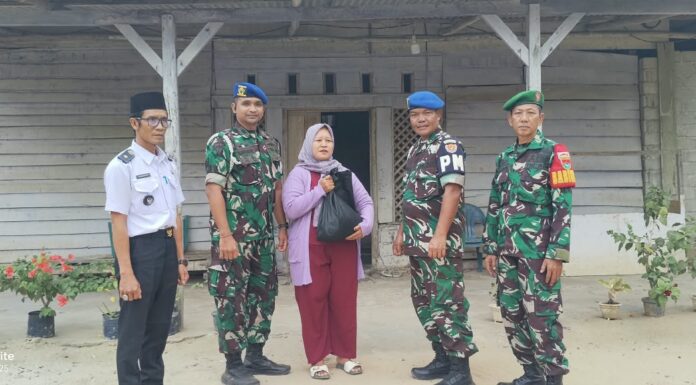 Tim Karhutla Mabes TNI Salurkan Bantuan Sembako kepada Warga Kampung Astra Ksetra