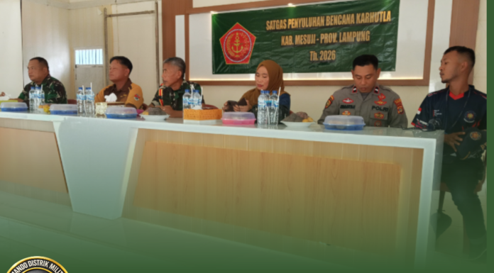 TIM MABES TNI BERIKAN PENYULUHAN KARHUTLA KEPADA WARGA DESA TANJUNG SARI MESUJI