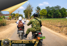Sertu Siswanto Babinsa 426-05 PA, Bantu Dorong Motor Pelajar Mogok, Wujud Kepedulian TNI di Tengah Masyarakat