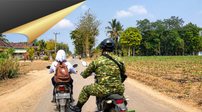 Sertu Siswanto Babinsa 426-05 PA, Bantu Dorong Motor Pelajar Mogok, Wujud Kepedulian TNI di Tengah Masyarakat