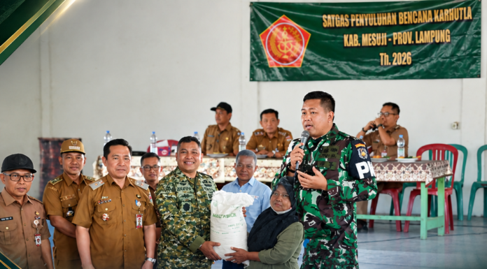 TIM MABES TNI BERIKAN ARAHAN DAN PENYULUHAN KARHUTLA KEPADA MASYARAKAT MESUJI